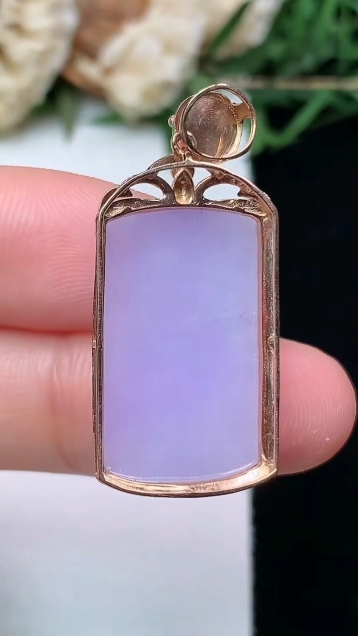 天然A货翡翠k金紫罗兰平安柱吊坠，尺寸32.3-13.8-8.5，裸石21.3-12.6，重量:4.57g
4月16日，重量:4.57g
