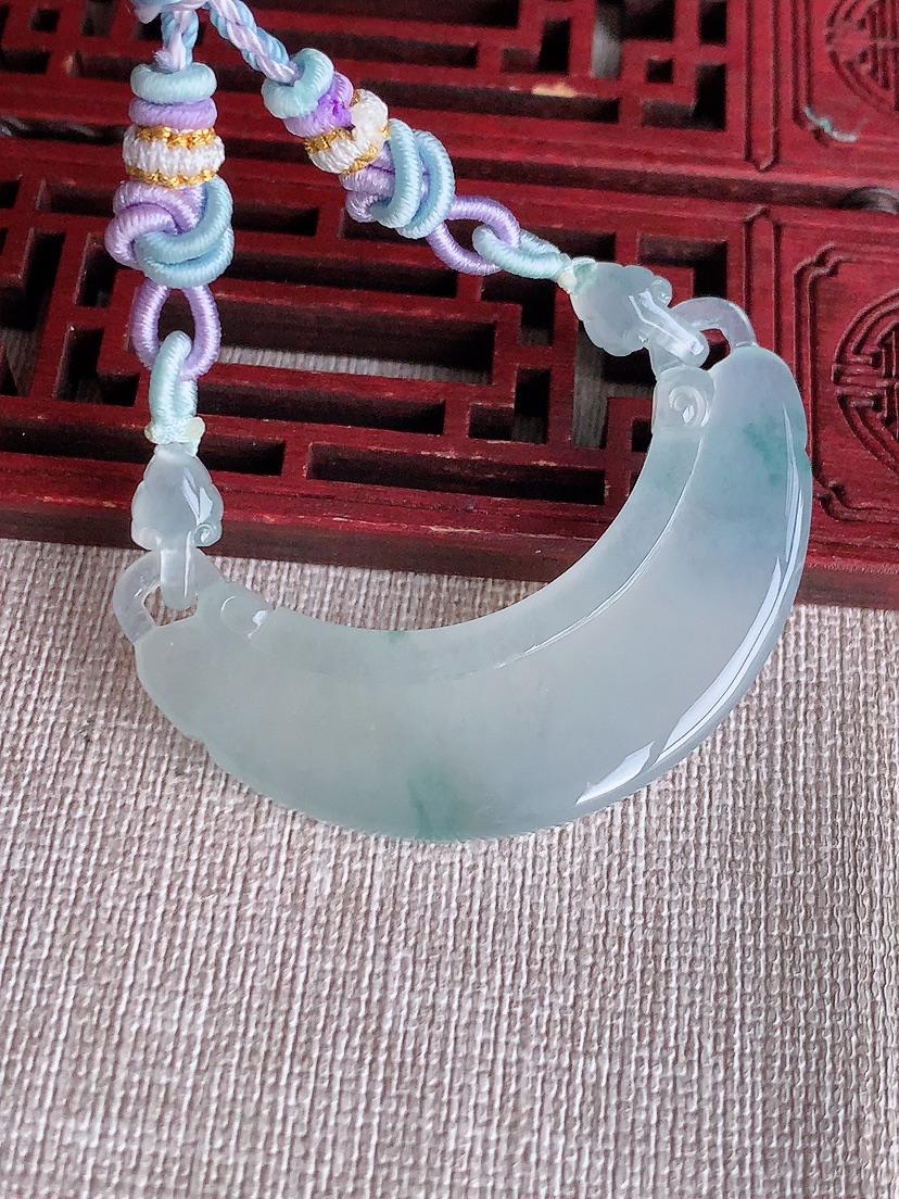 天然A货翡翠飘花玉衡吊坠 
尺寸50.8-14.8-5.6mm 重量17.96g 0415