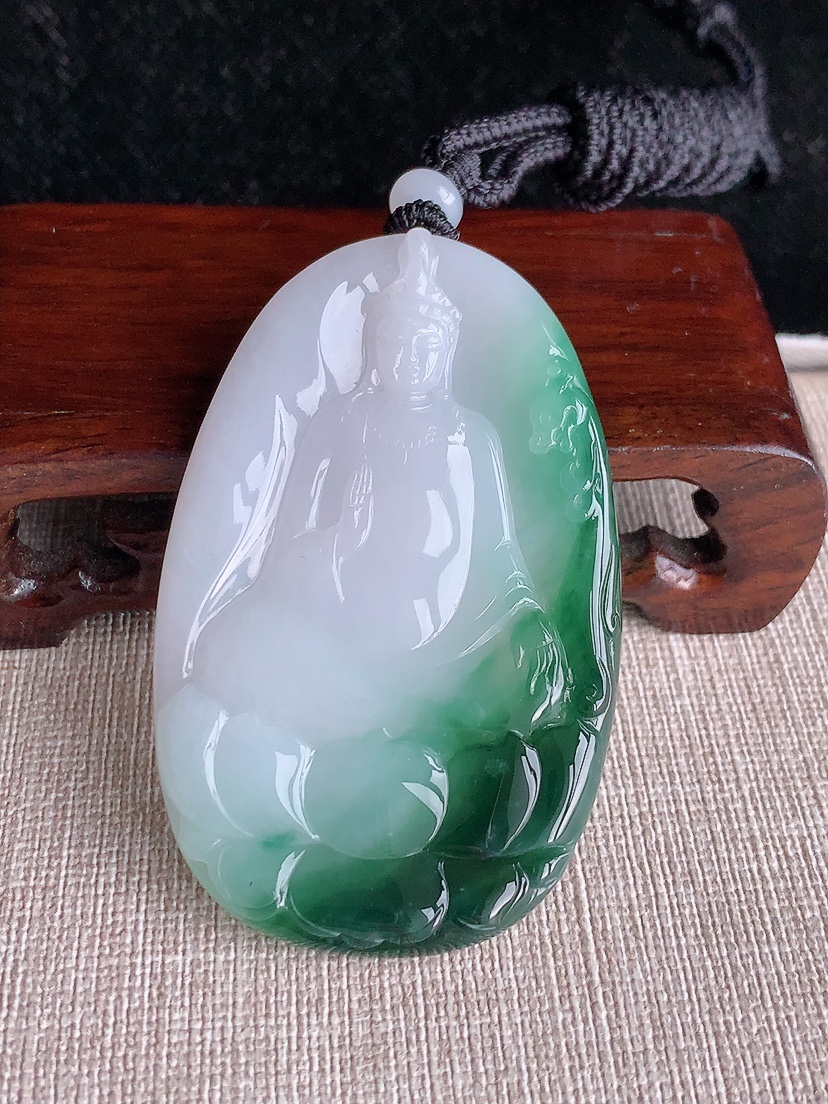 天然A货翡翠飘花观音吊坠 
尺寸62-39.6-5mm 重量33.26g 0415