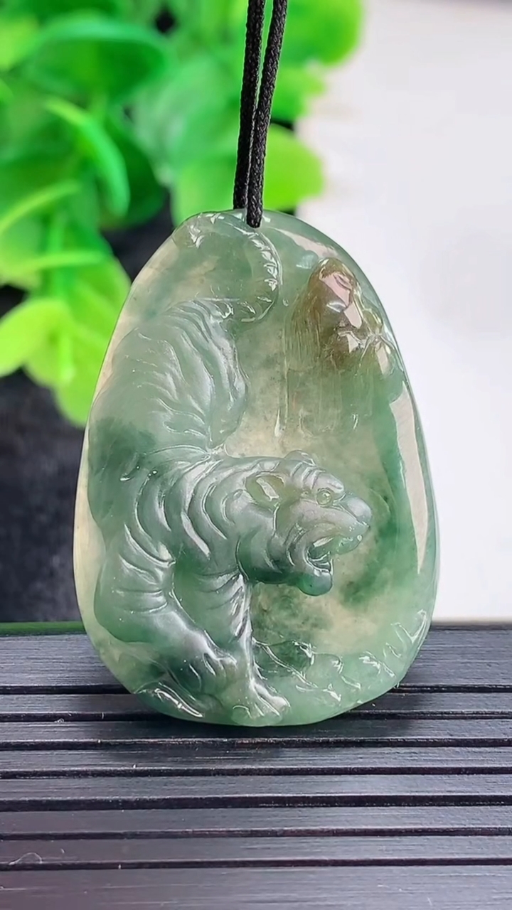 天然A货翡翠双彩生肖虎吊坠尺寸36.3-25.6-5.4重量:8.87g
4月16日