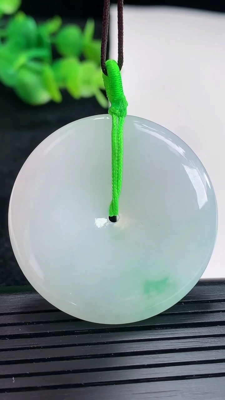 天然A货翡翠平安扣吊坠尺寸38-5.5重量:17.61g
4月16日