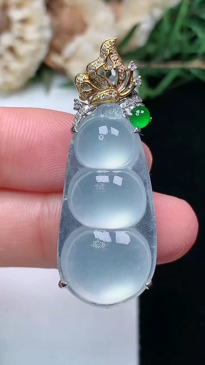 天然A货翡翠白冰福豆吊坠，尺寸30.3-14.7-7.7，重量:6.22g
4月16日