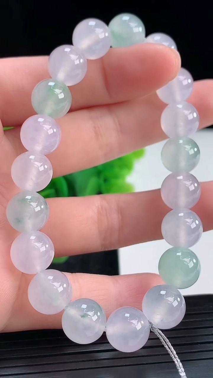 天然A货翡翠圆珠手串尺寸9.7-19颗重量:33.08g4月16日
工厂直销收藏佳品,种好水足，色泽