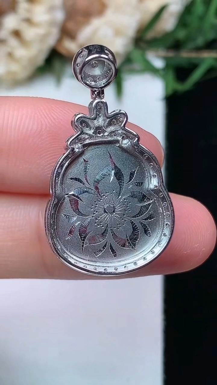 天然A货翡翠葫芦吊坠，尺寸29.2-16.6-8，裸石16.4-14.3，重量:4.05g
4月16日