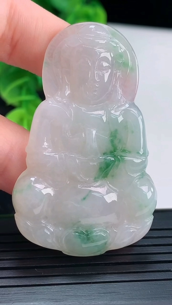 天然A货翡翠飘花观音菩萨吊坠尺寸54.1-33.7-5.6重量:17.39g
4月16日