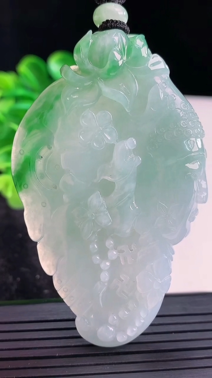 天然A货翡翠一念之间吊坠尺寸72.5-44.3-10.2重量:51.94g
4月16日