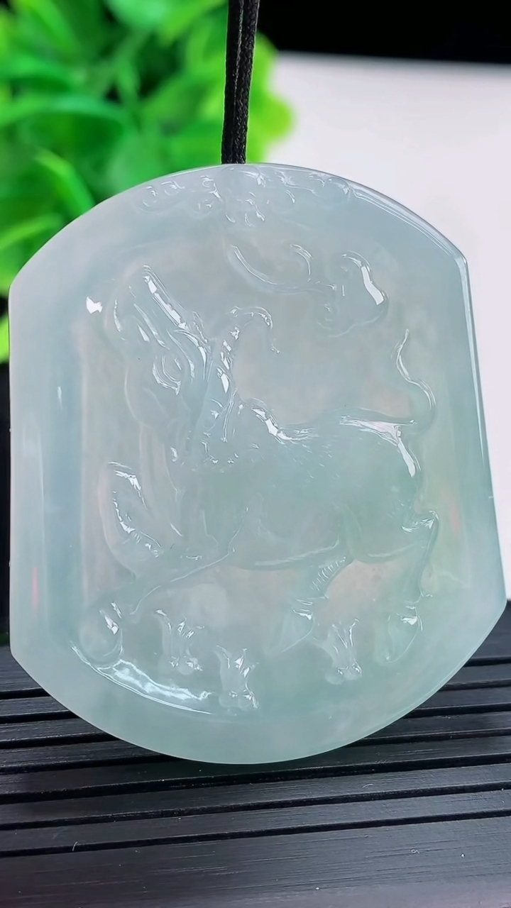 天然A货翡翠生肖牛吊坠尺寸47.2-39.7-4重量:20.46g
4月16日