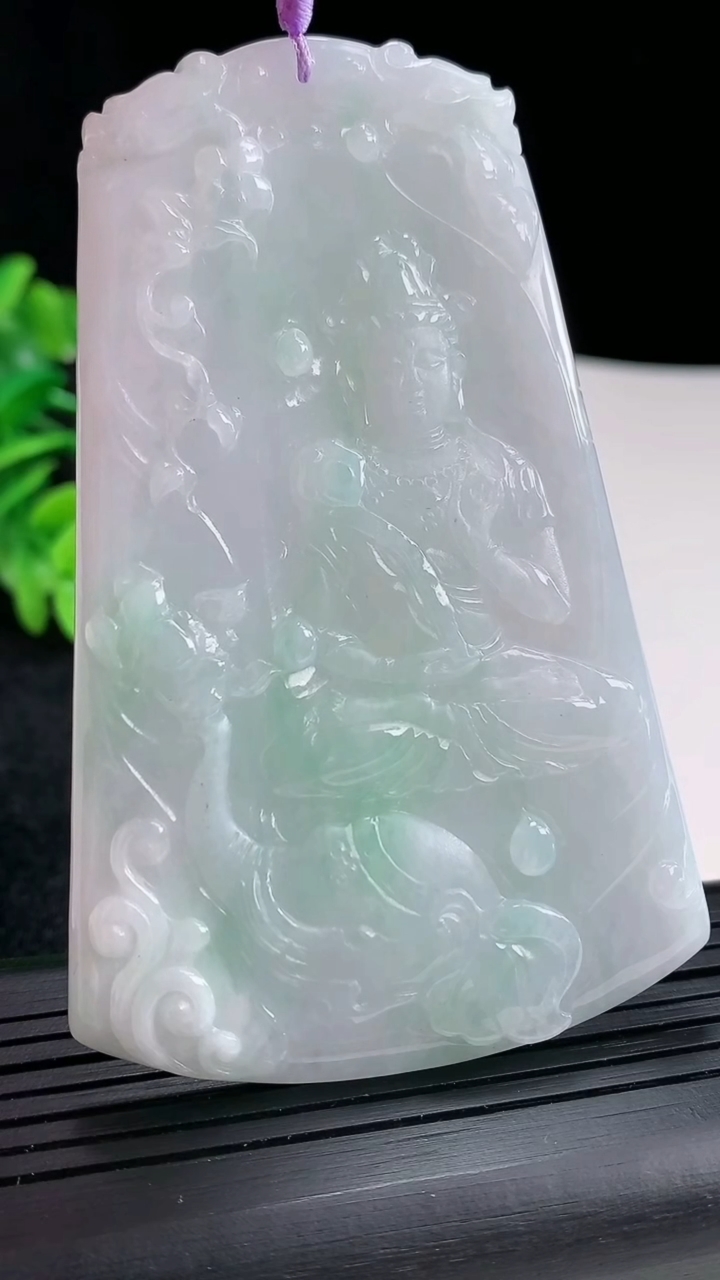 天然A货翡翠普贤菩萨吊坠尺寸82-52-4.2重量:46.29g
4月16日