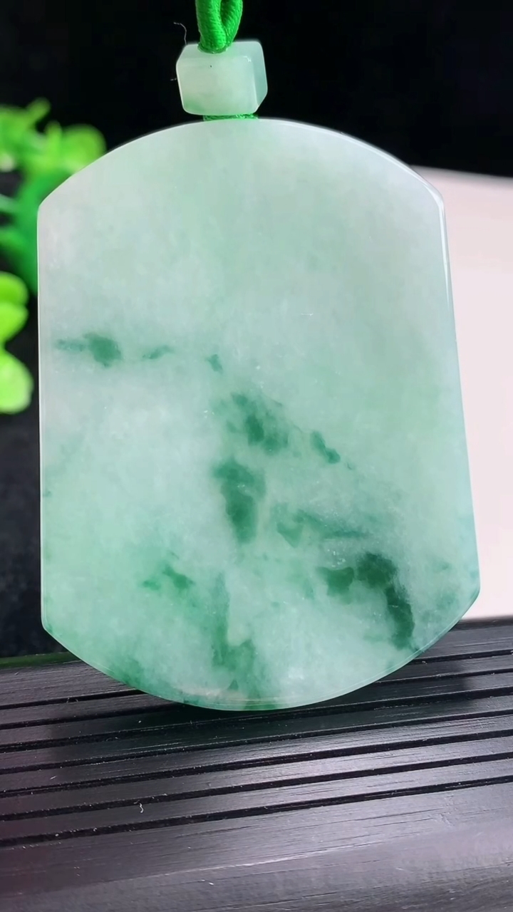 天然A货翡翠飘花无事牌吊坠尺寸57-43-5.6重量:45.02g
4月16日