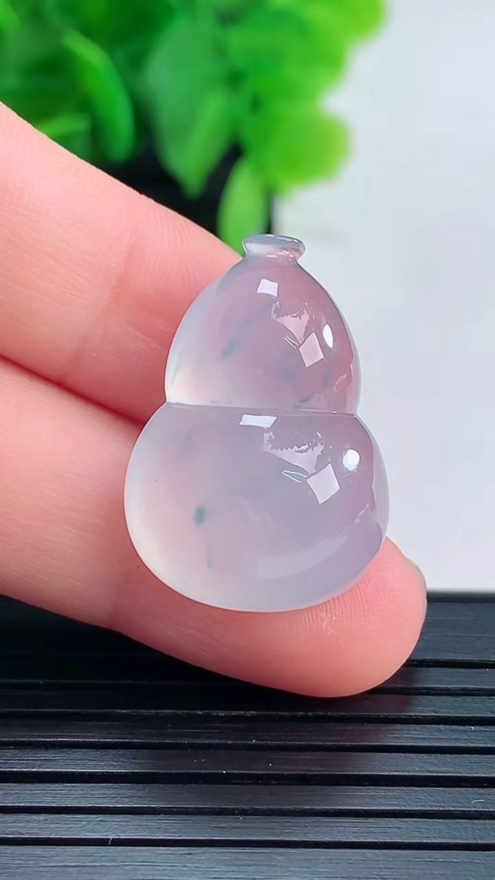 天然A货翡翠种飘花葫芦镶嵌件尺寸24.1-17.1-8.5重量:5.69g
4月16日