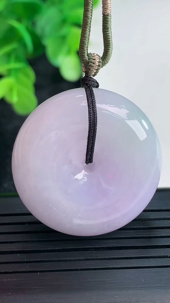 天然A货翡翠紫罗兰平安扣吊坠尺寸31.7-12.8重量:29.18g
4月16日