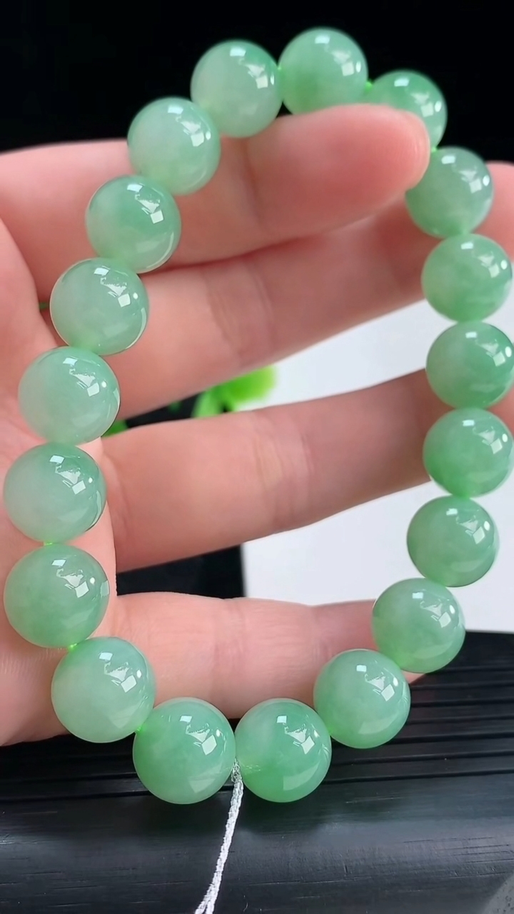 天然A货翡翠圆珠手串尺寸10-19颗重量:34.21g4月16日
工厂直销收藏佳品,种好水足，色泽均匀，有种有色，上手高大气！