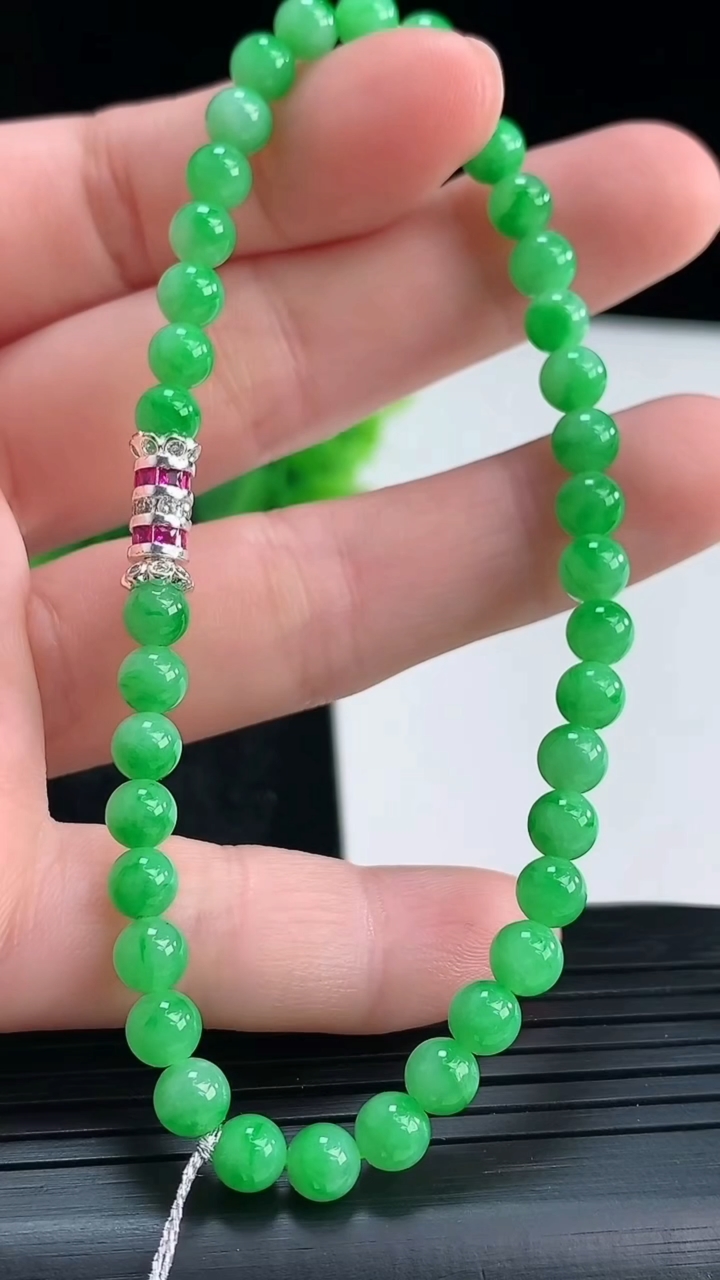 天然A货翡翠圆珠手串尺寸4.7-38颗重量:8.25g4月16日
工厂直销收藏佳品,种好水足，色泽均匀，有种有色，上手高大气！