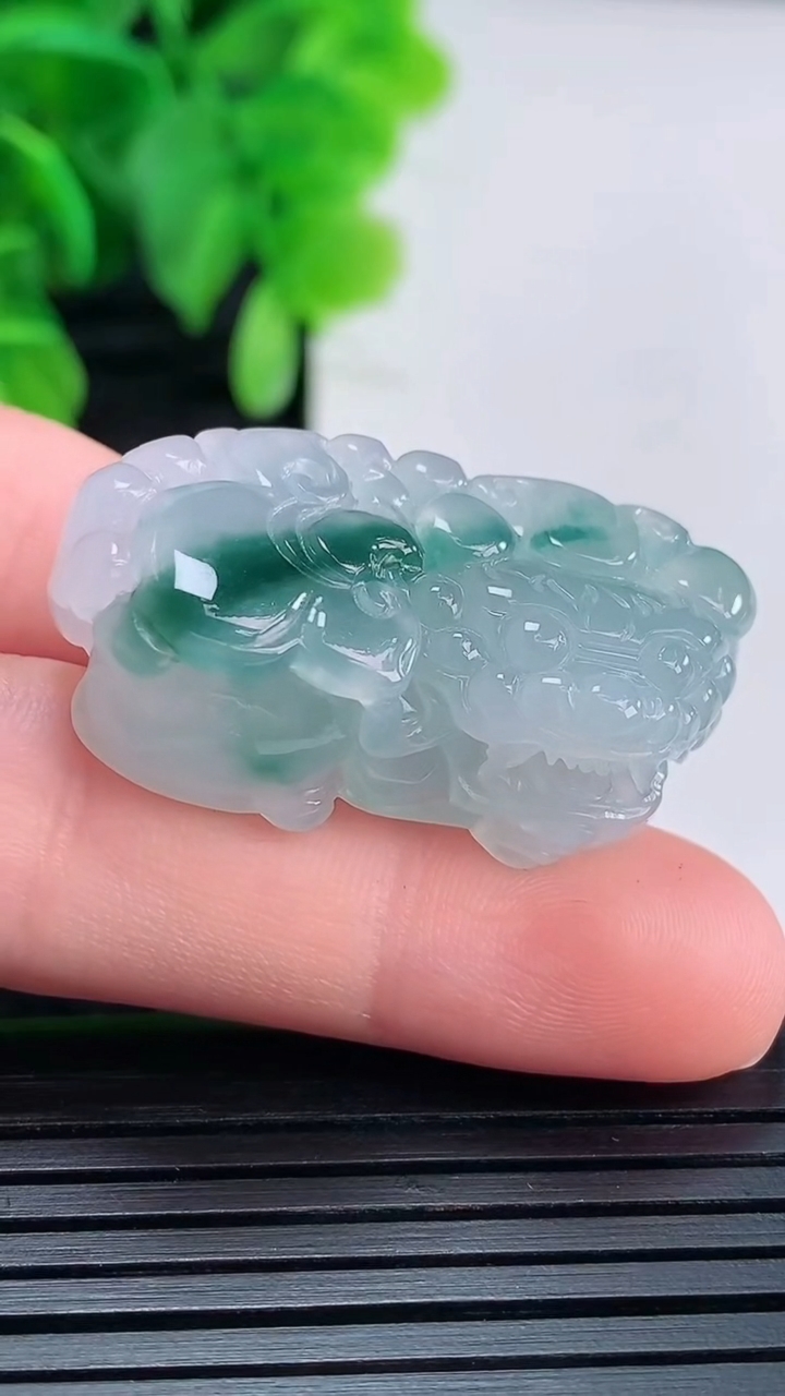 天然A货翡翠飘花貔貅吊坠尺寸35-15.9-12重量:15.16g
4月16日