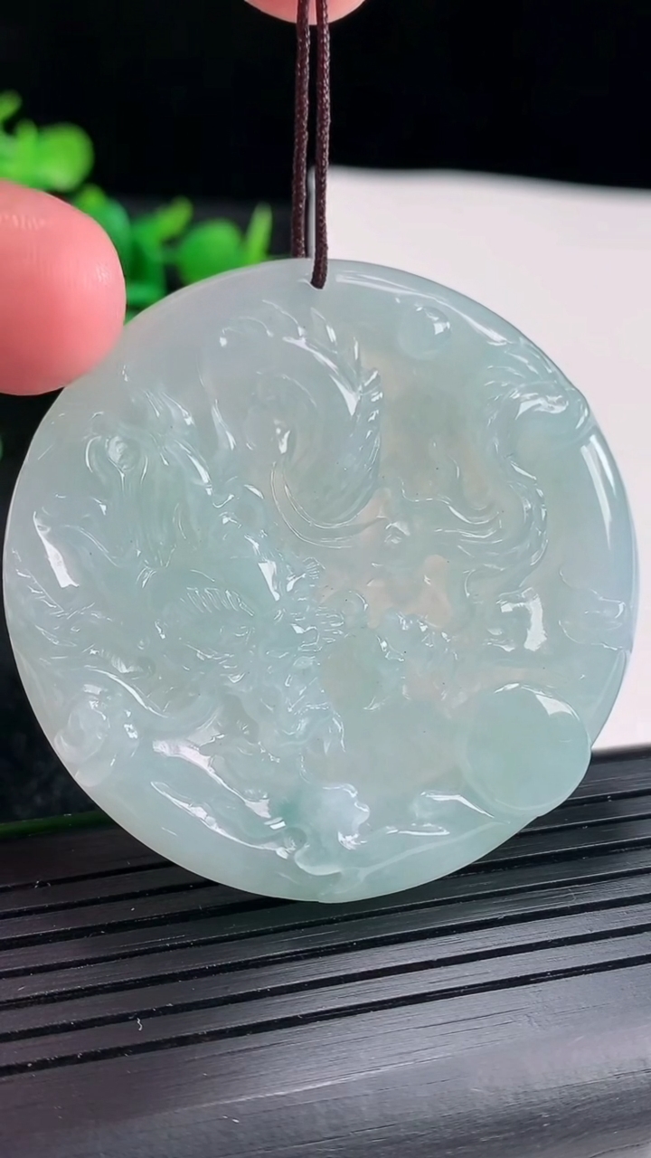 天然A货翡翠飘花龙牌吊坠尺寸49-5.2重量:29.04g
4月16日