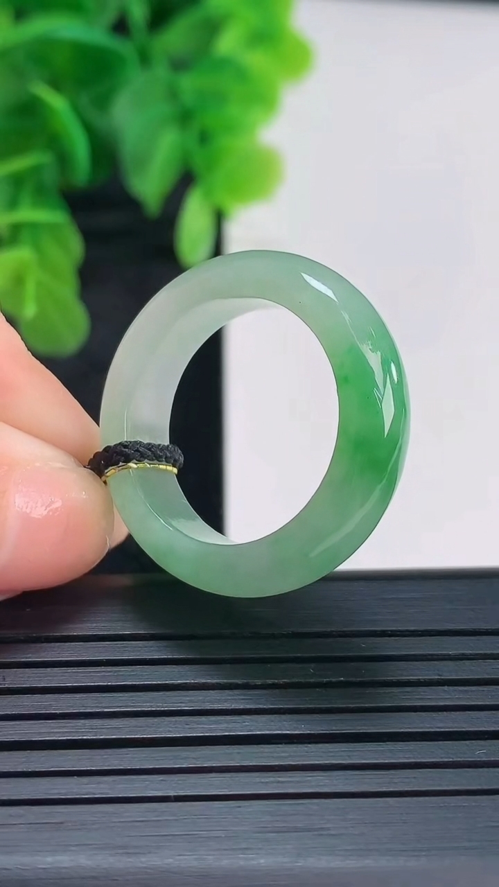 天然A货翡翠指环戒指尺寸20.1-6.7-3.9重量:6.05g2026年4月16日
工厂直销收藏佳