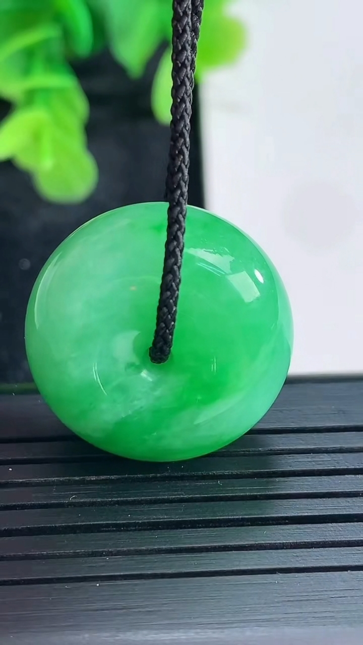 天然A货翡翠平安扣吊坠尺寸23.6-12.7重量:15.14g
4月16日