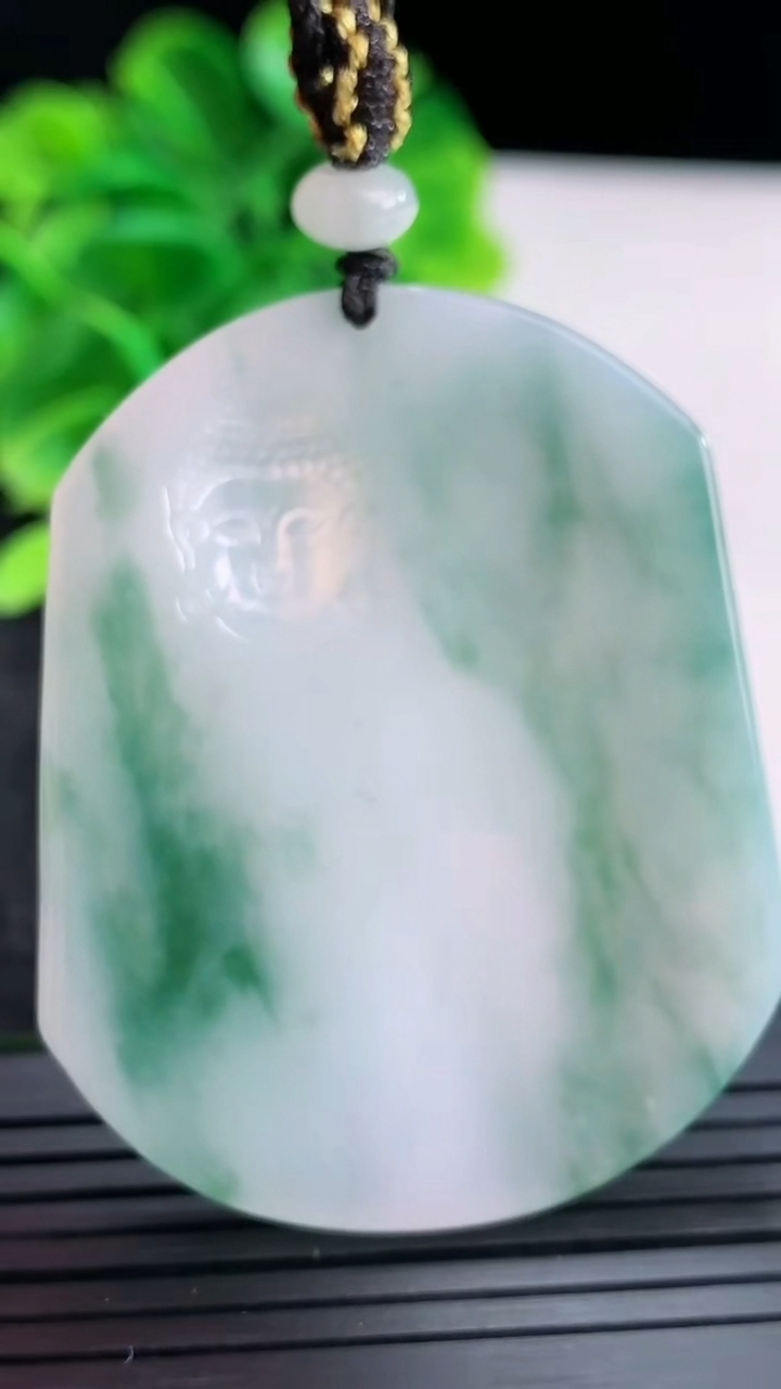 天然A货翡翠飘花山水佛头吊坠尺寸49.4-39.7-3.9重量:20.62g
4月16日