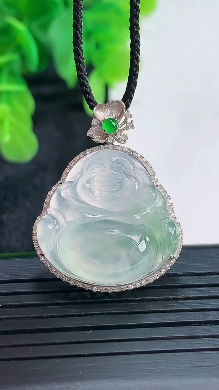 天然A货翡翠佛公吊坠尺寸29.6-23.8-9裸石21.1-21.7重量:5.69g
4月16日