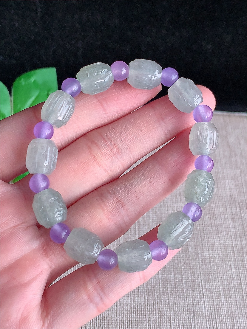 天然A货翡翠晴水六字真言手串11颗 
尺寸10-8.7mm 重量22.73g 0415