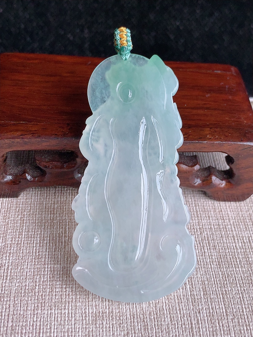 天然A货翡翠晴水不动明王吊坠 
尺寸63.8-31.6-5.5mm 重量22.29g 0415