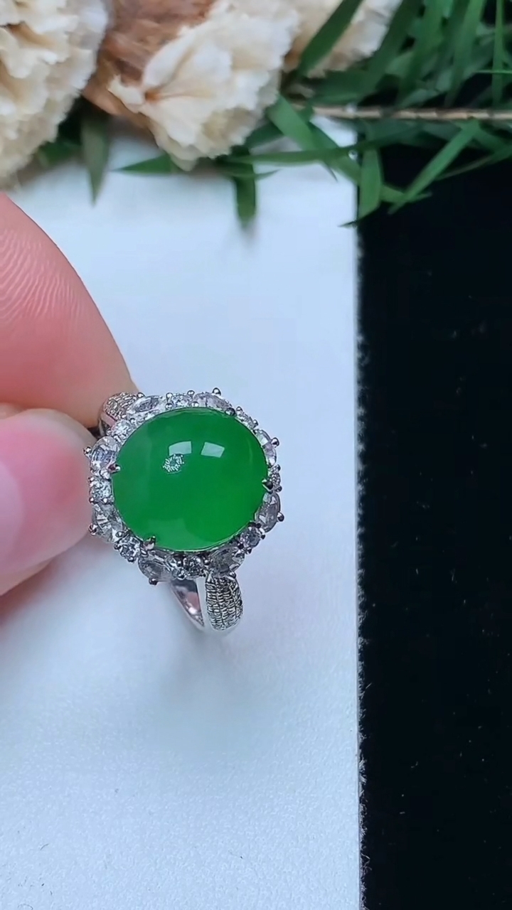 天然A货翡翠蛋面戒指，尺寸17-10.6-9.8，重量:4.48g2026年4月16日
工厂直销收藏佳品,种好水足，色泽均匀，有种有色，上手高大气！