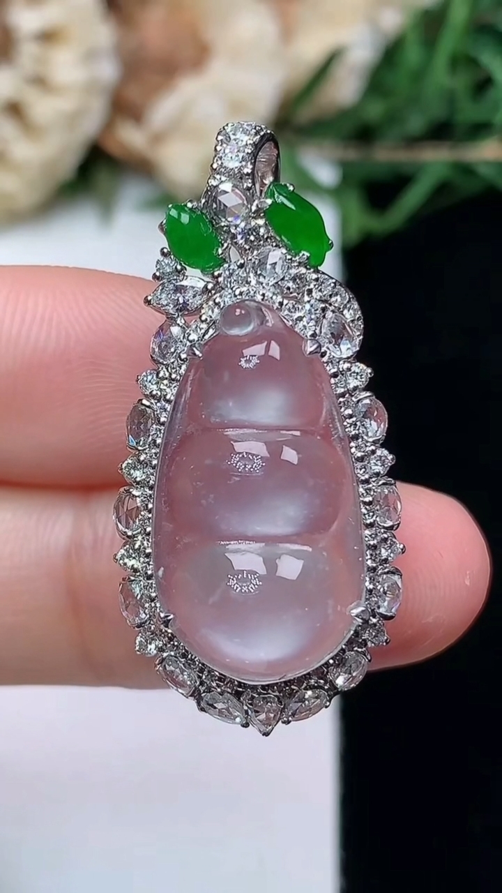 天然A货翡翠白冰福豆吊坠，尺寸34.5-16.3-11.3，裸石20.5-11.4，重量:4.15g