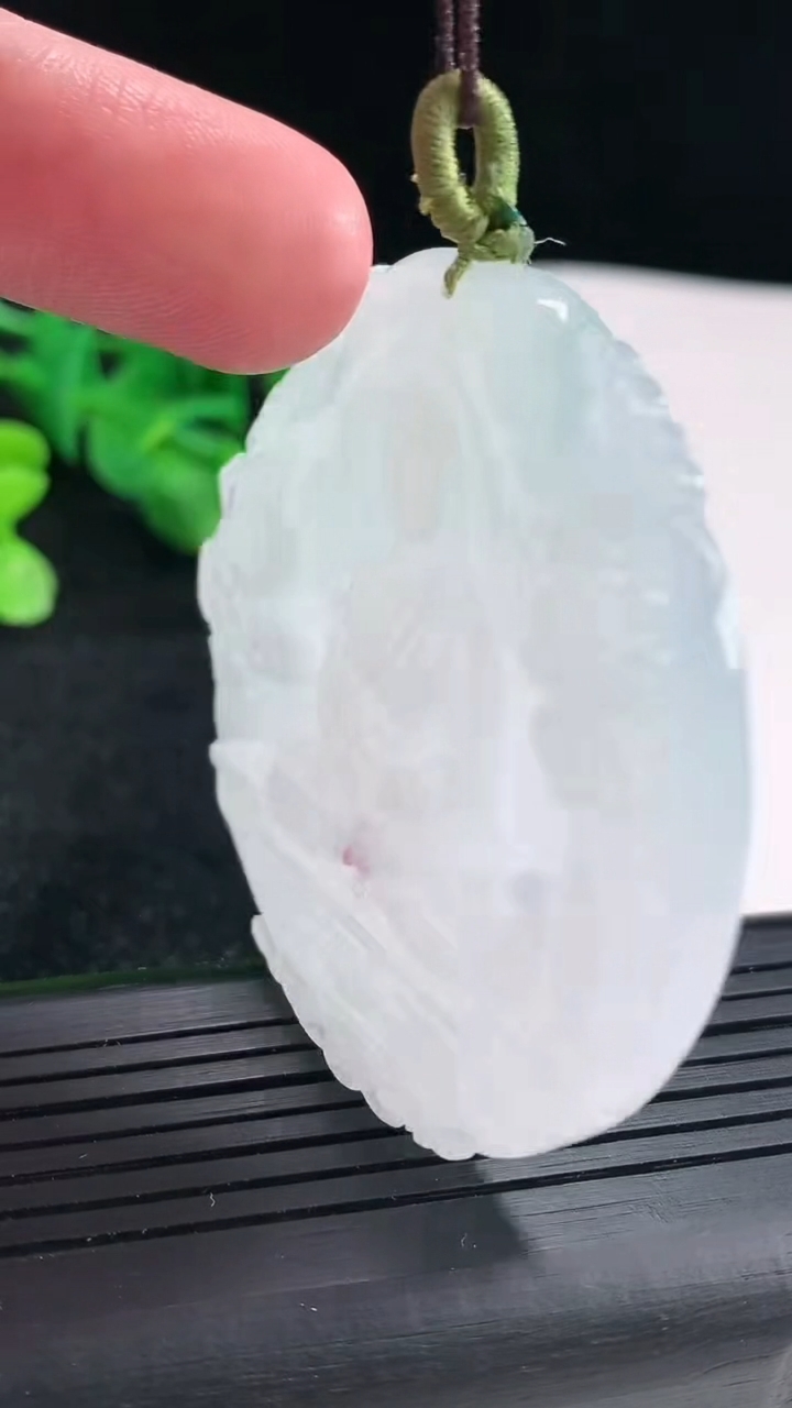 天然A货翡翠大日如来吊坠尺寸54-5.6重量:37.44g
4月16日