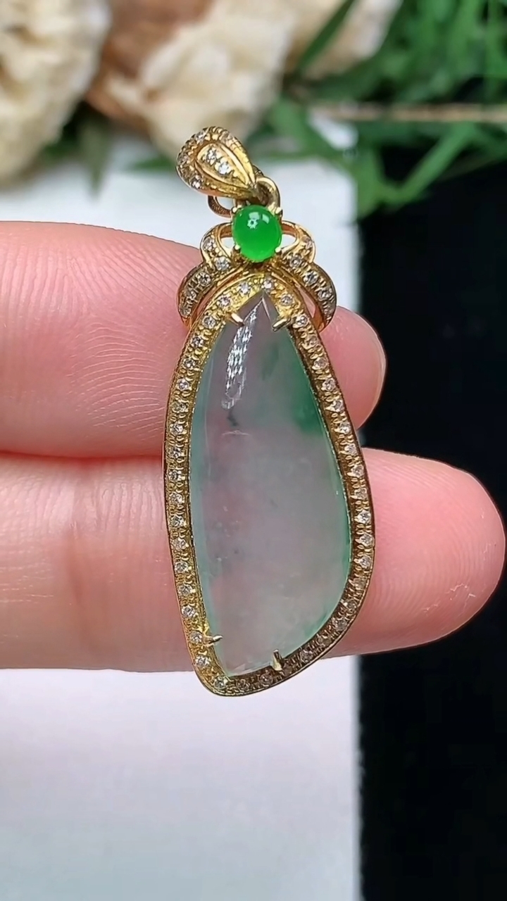 天然A货翡翠飘花随形吊坠，尺寸31.8-11.4-6.3，裸石20.2-8.4，重量:2.78g
4月16日