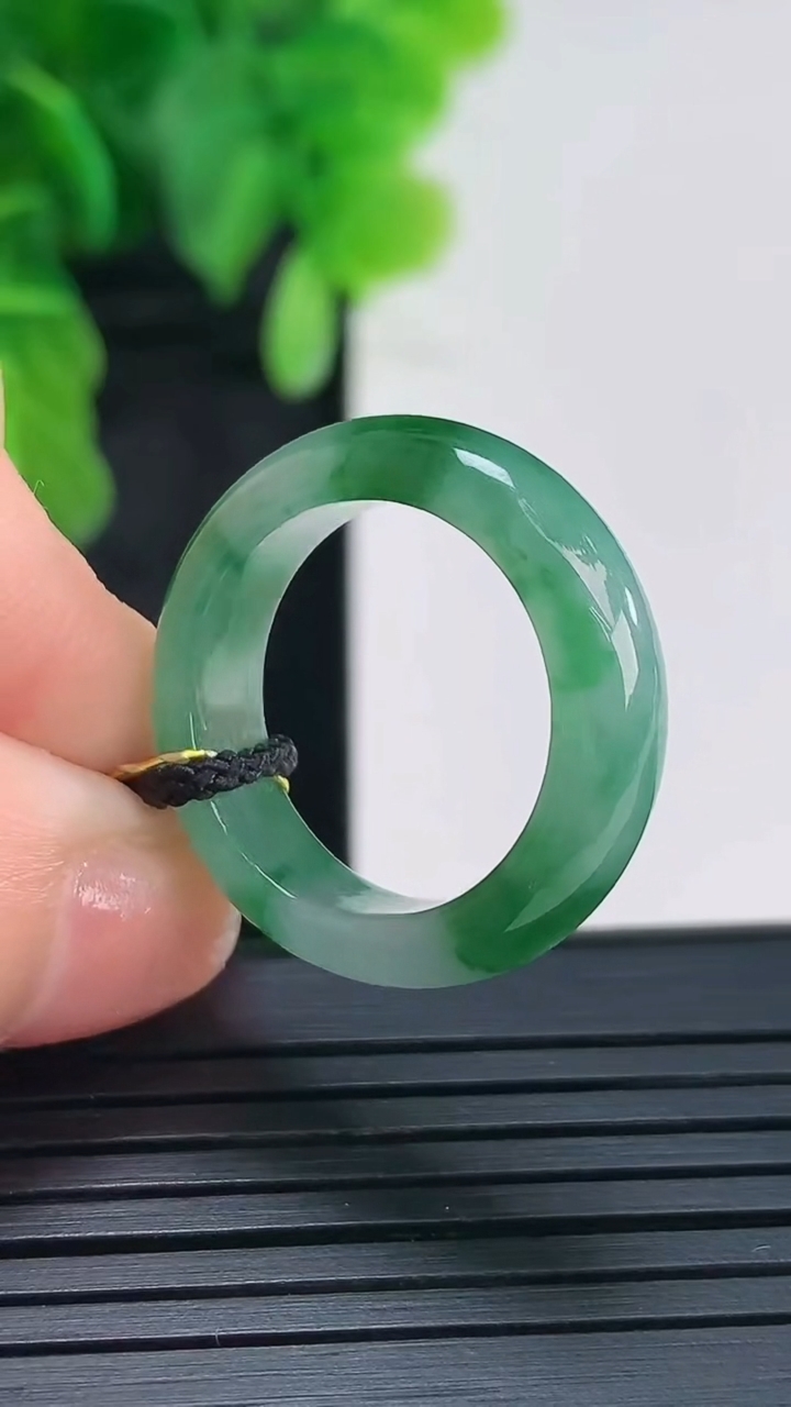 天然A货翡翠指环戒指尺寸17.6-6-3.3重量:3.95g2026年4月16日
工厂直销收藏佳品,种好水足，色泽均匀，有种有色，上手高大气！