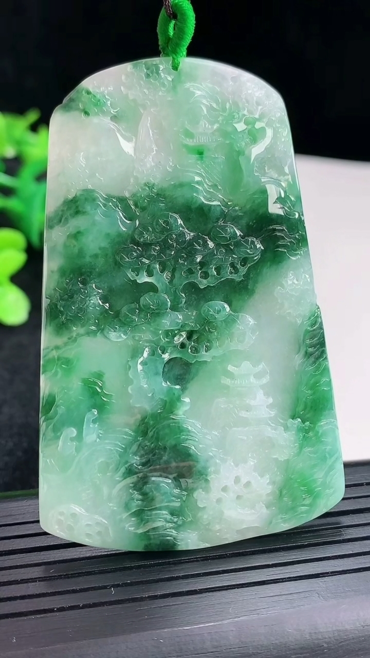 天然A货翡翠牌吊坠尺寸67.6-43.5-5.2重量:32.68g
4月16日