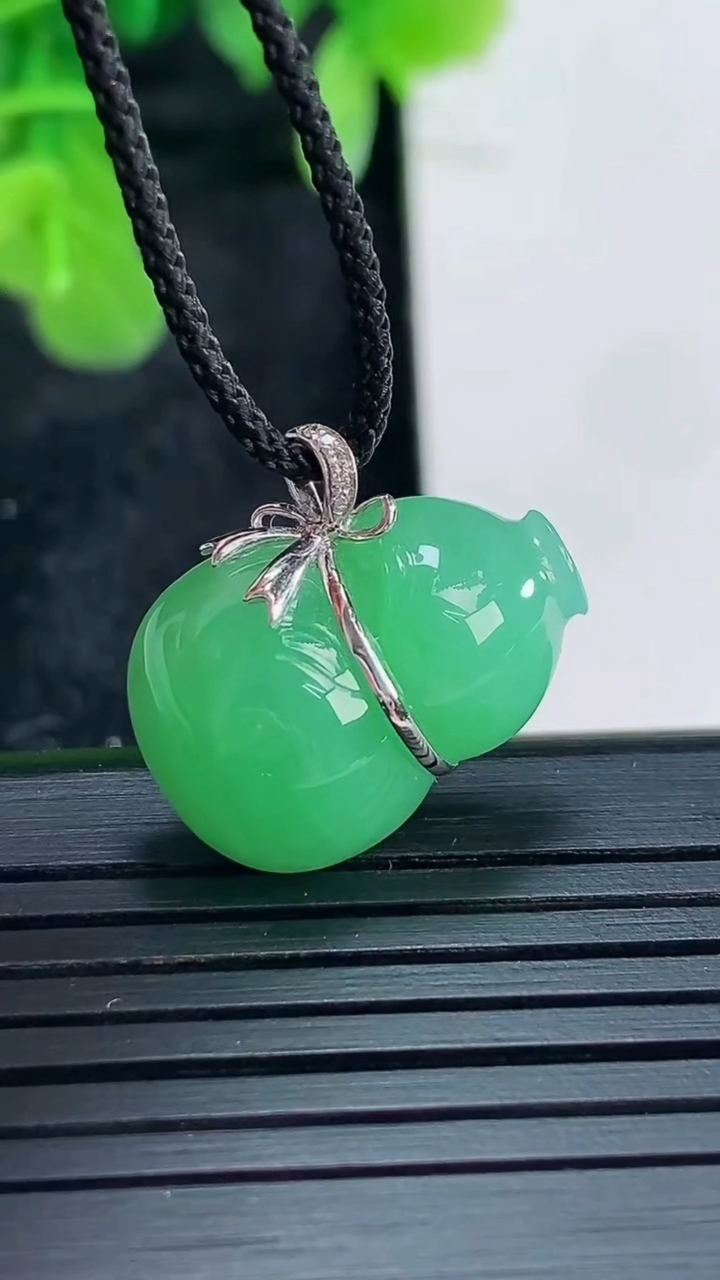 天然A货翡翠葫芦吊坠尺寸20-14.1-7.8重量:4.10g
4月16日