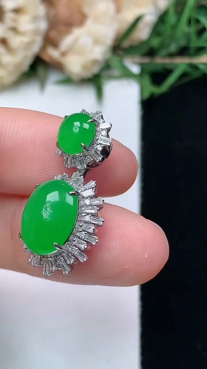 天然A货翡翠蛋面吊坠，尺寸25.6-13.4-10.3，裸石10.8-8.5，重量:4.36g
4月16日