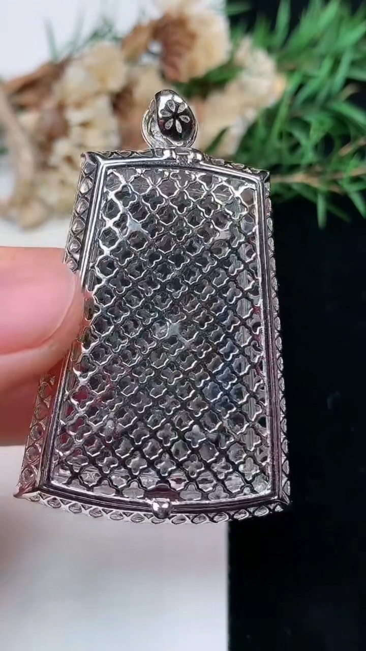 天然A货翡翠龙牌吊坠，尺寸44.3-31.7-9.6，重量:20.27g
4月16日