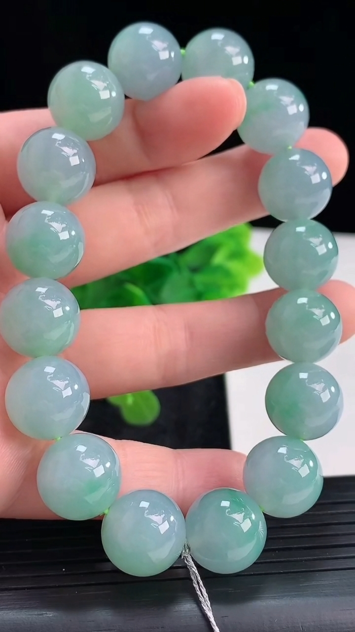 天然A货翡翠圆珠手串尺寸12.8-16颗重量:60.95g4月16日
工厂直销收藏佳品,种好水足，色泽均匀，有种有色，上手高大气！