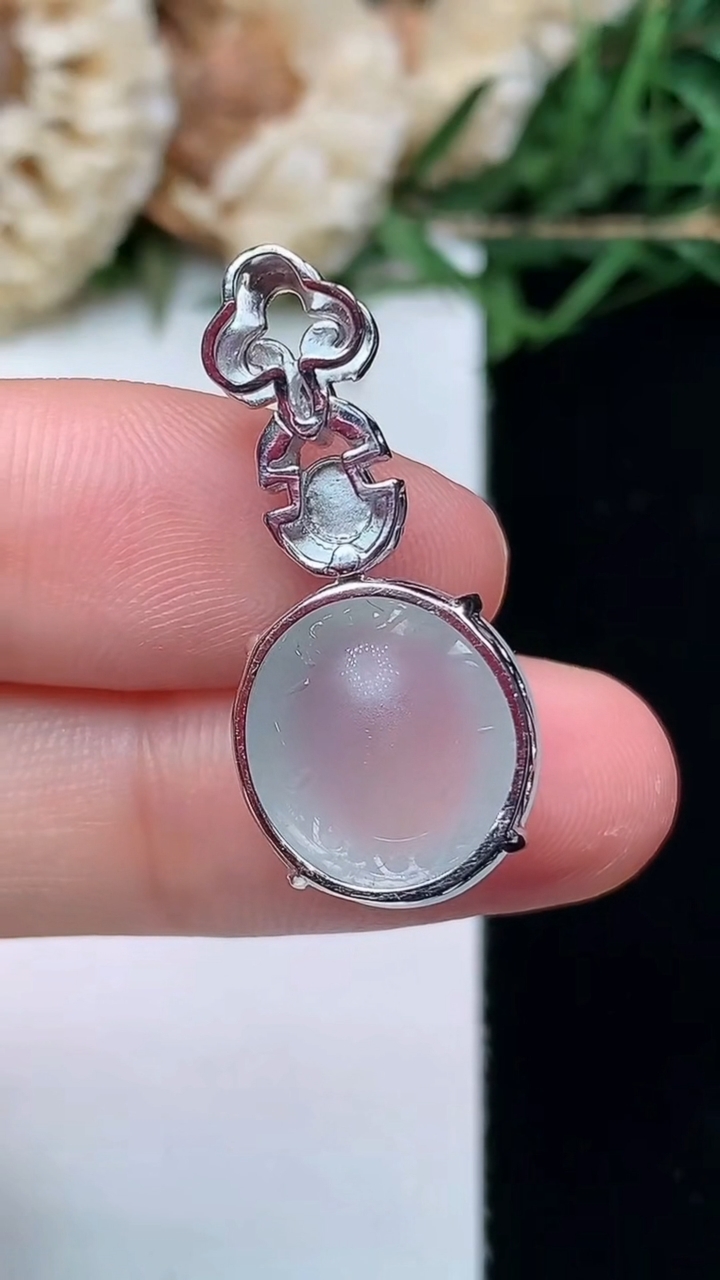 天然A货翡翠白冰蛋面吊坠，尺寸28.2-13.3-12.6-8，重量:3.66g
4月16日