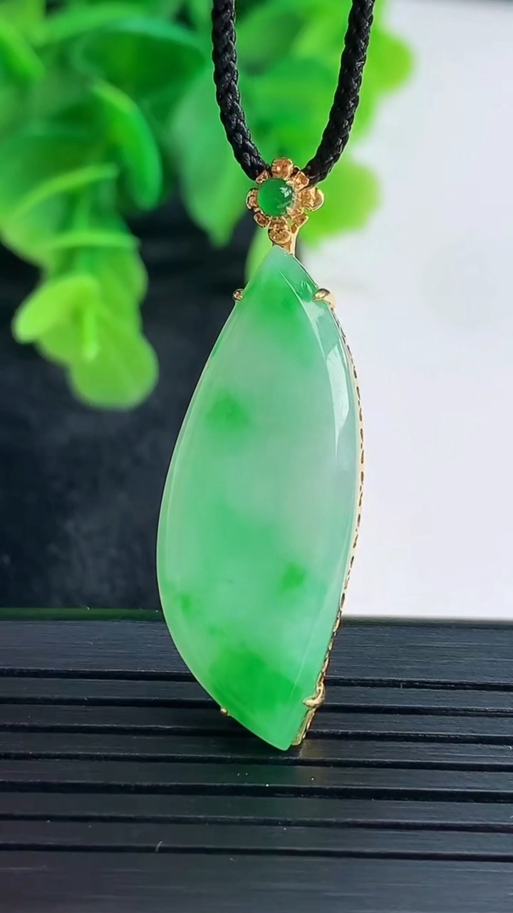 天然A货翡翠随形吊坠尺寸38.9-13.1-5.1重量:3.95g
4月16日