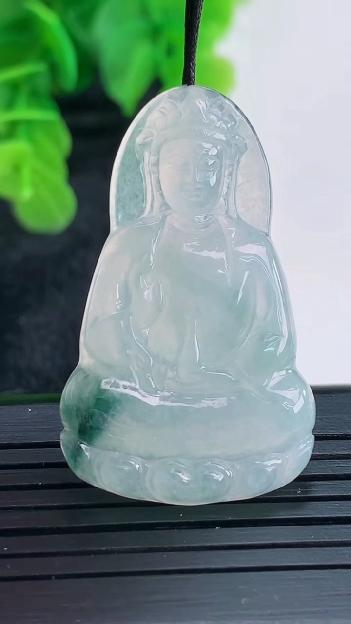 天然A货翡翠飘花观音菩萨吊坠尺寸40.1-24.3-3.9重量:7.18g
4月16日