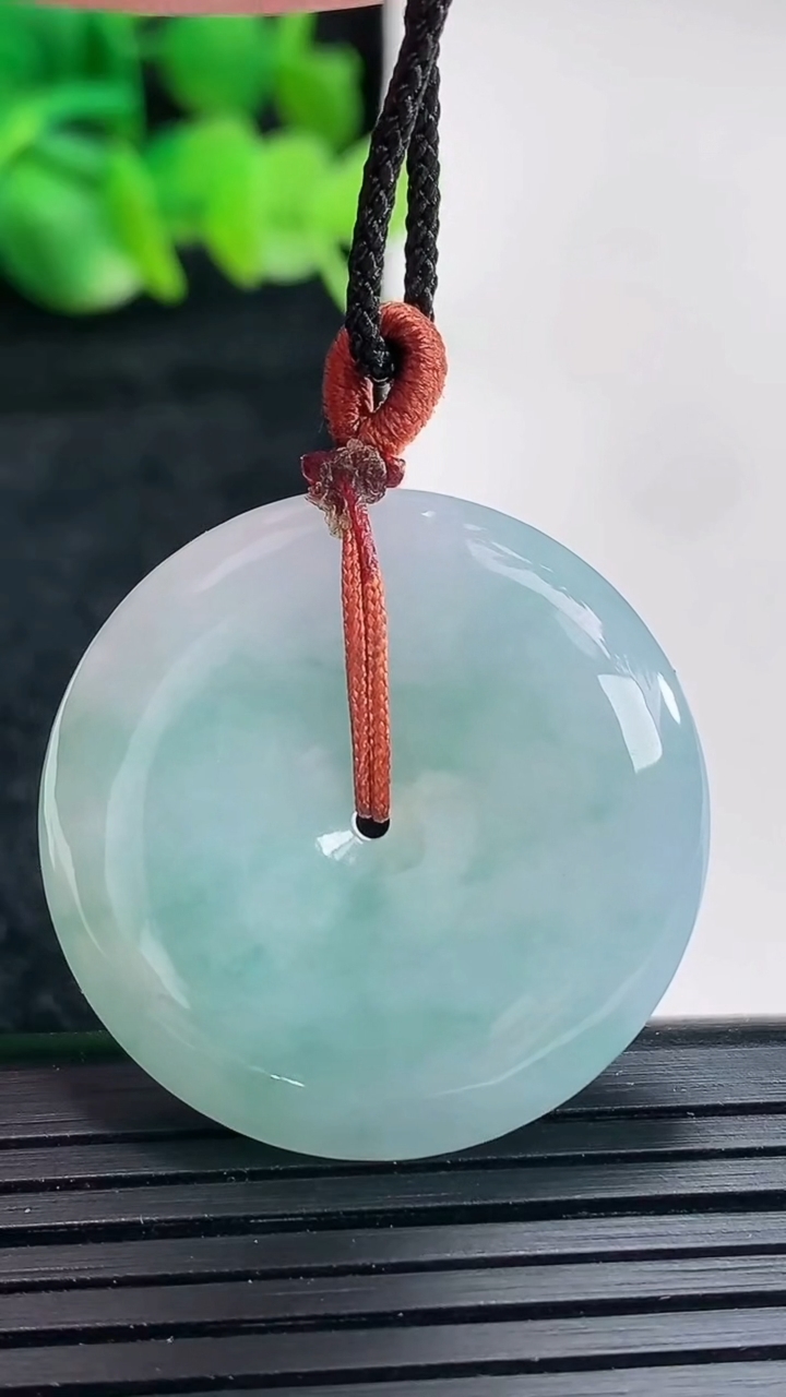 天然A货翡翠飘花平安扣吊坠尺寸30.5-6重量:11.52g
4月17日