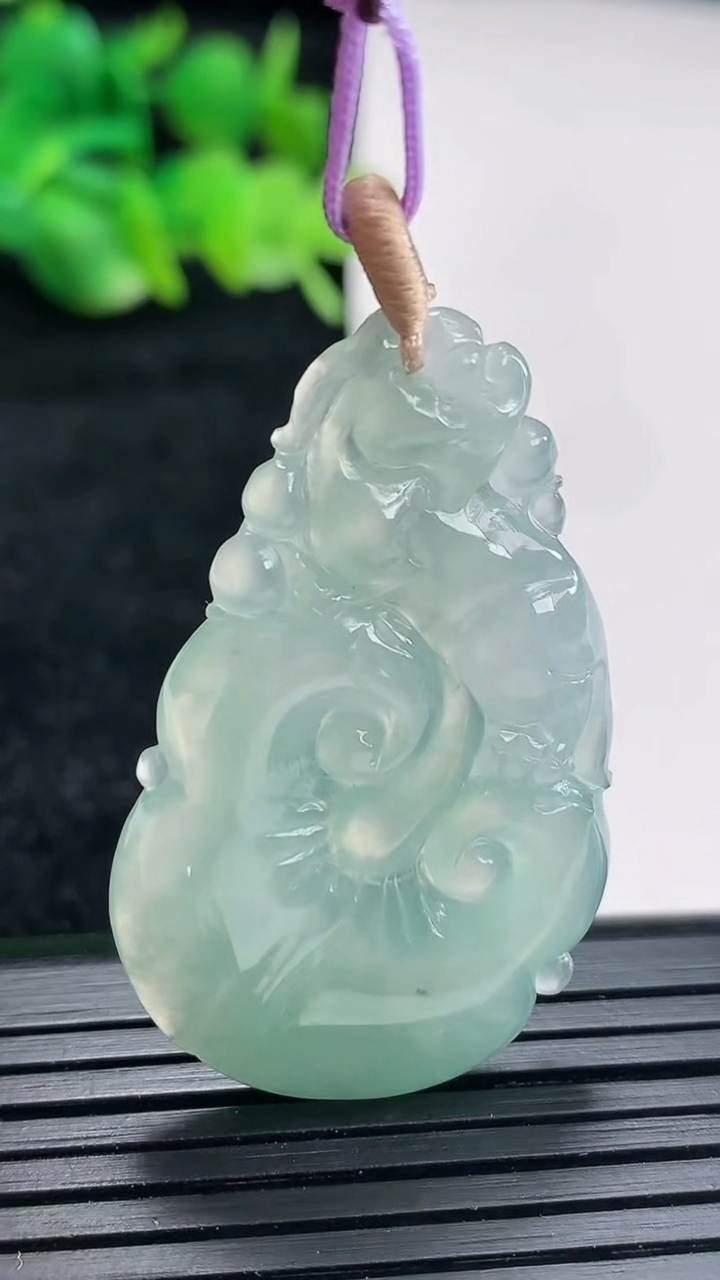 天然A货翡翠如意吊坠尺寸39-24.5-4重量:7.56g
4月16日