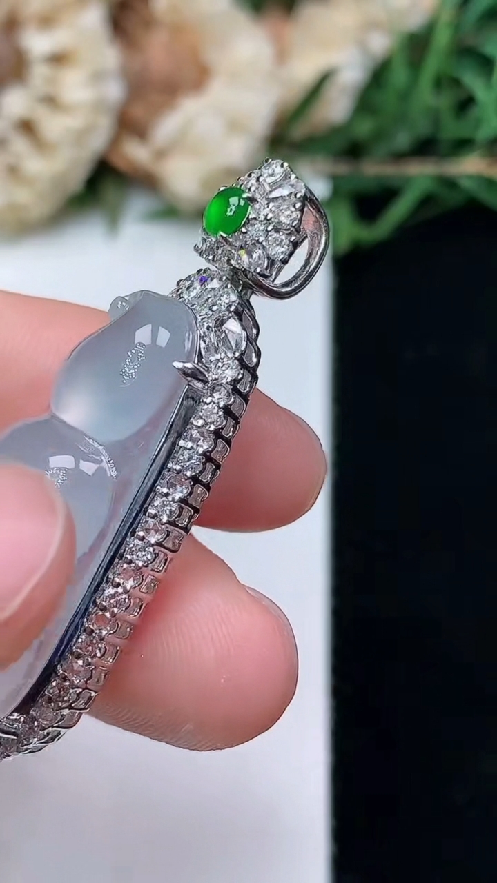 天然A货翡翠白冰福豆吊坠，尺寸41.5-14.9-11.5，裸石29.2-12.2，重量:7.74g
4月16日