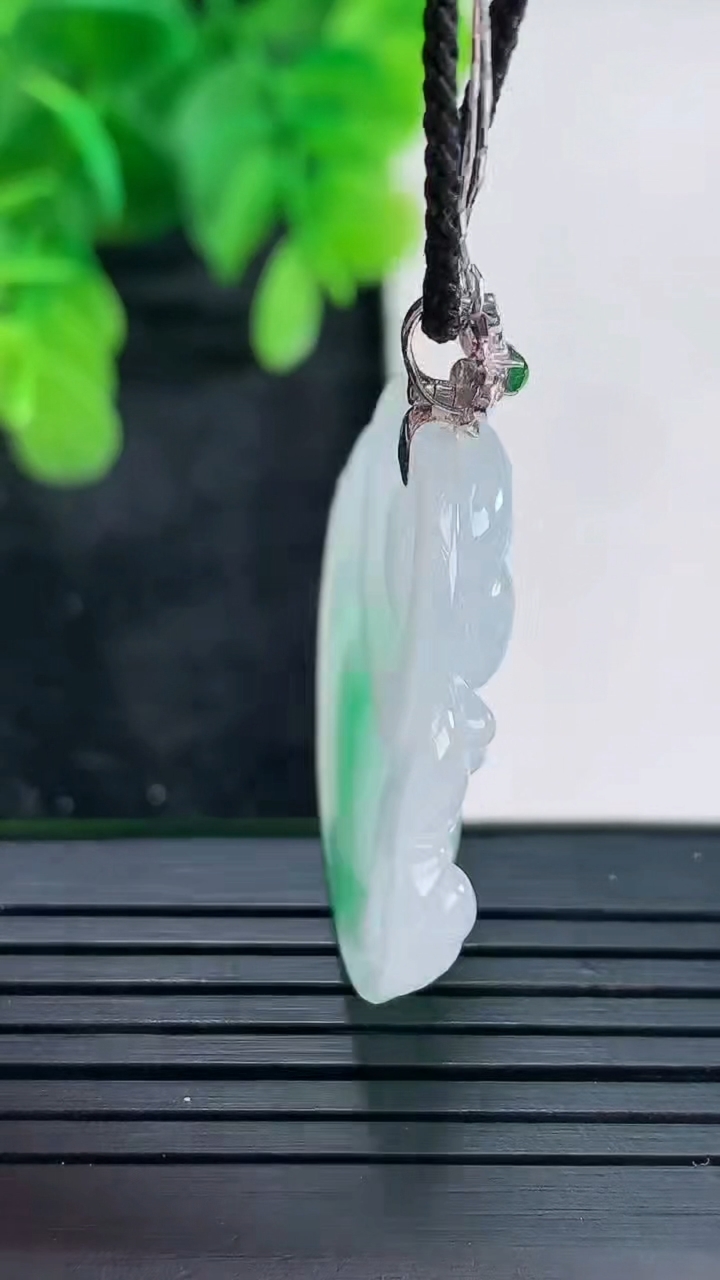 天然A货翡翠佛公吊坠尺寸36-33.6-5.5重量:9.10g
4月16日