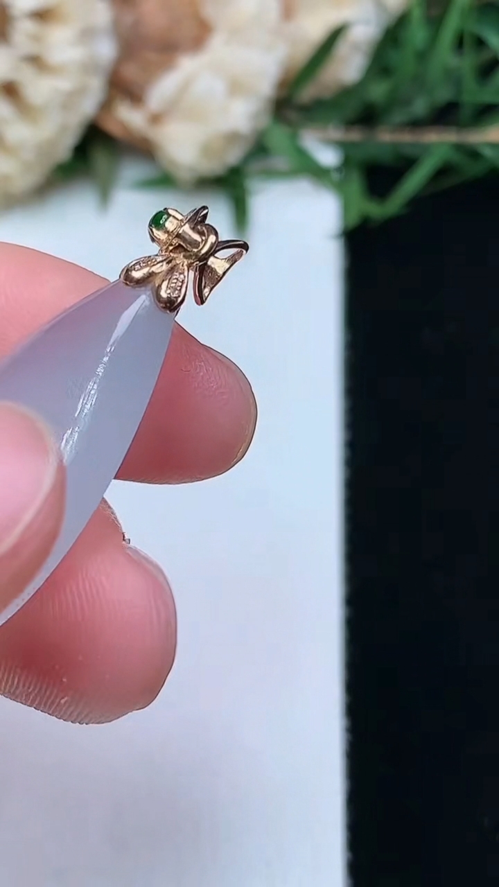 天然A货翡翠白冰水滴吊坠，尺寸26-16.9-5.8，重量:5.33g
4月16日