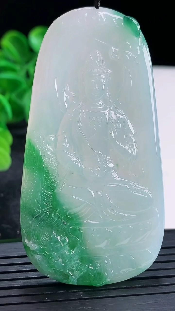 天然A货翡翠御龙大势至菩萨吊坠尺寸71-37.7-4.9重量:32.02g
4月16日