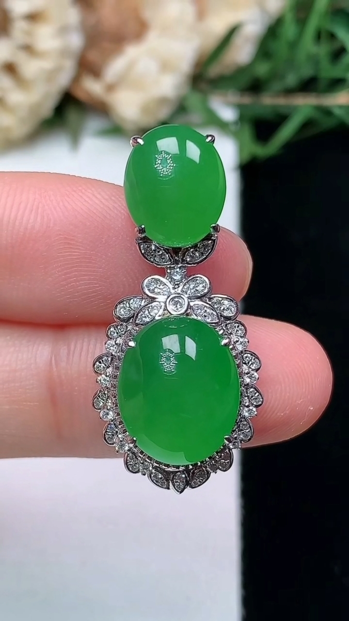 天然A货翡翠蛋面吊坠，尺寸30.8-14.5-9.3
4月16日