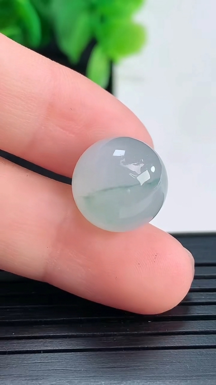 天然A货翡翠飘花圆珠镶嵌件尺寸12.8重量:3.88g4月16日
工厂直销收藏佳品,种好水足，色泽均匀，有种有色，上手高大气！