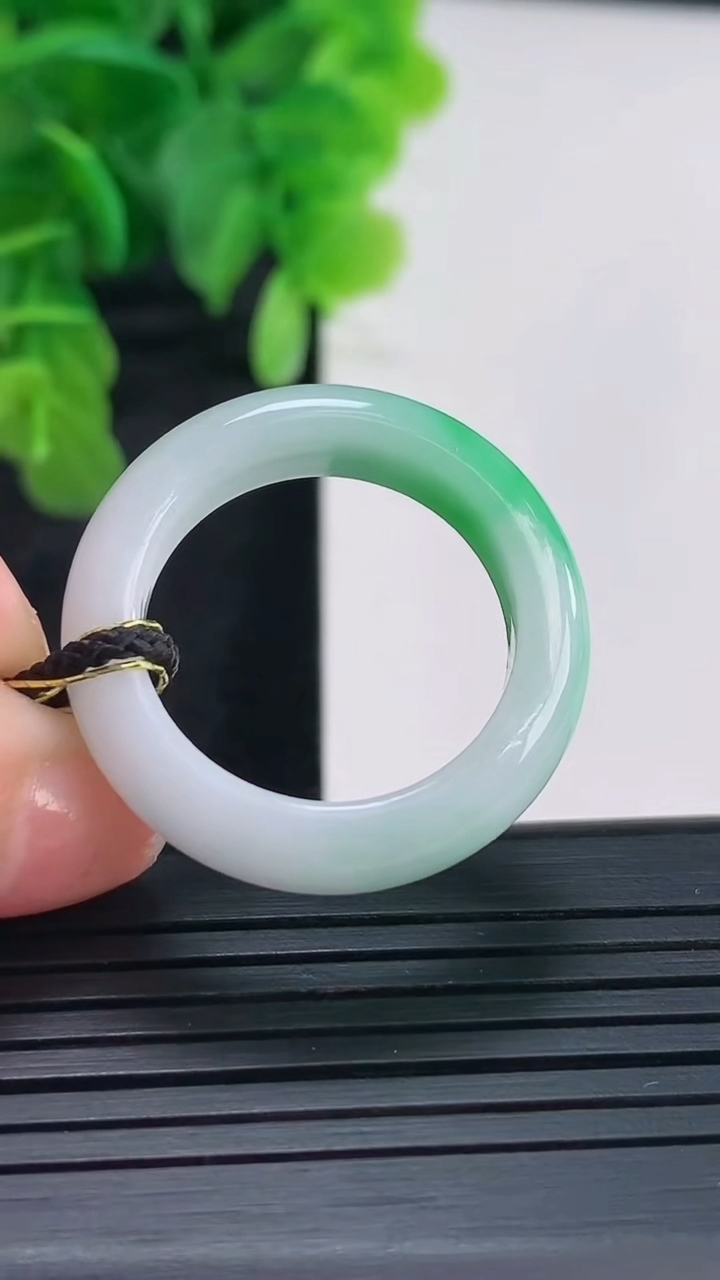 天然A货翡翠指环戒指尺寸20.6-5.9-3.9重量:5.85g2026年4月16日
工厂直销收藏佳品,种好水足，色泽均匀，有种有色，上手高大气！