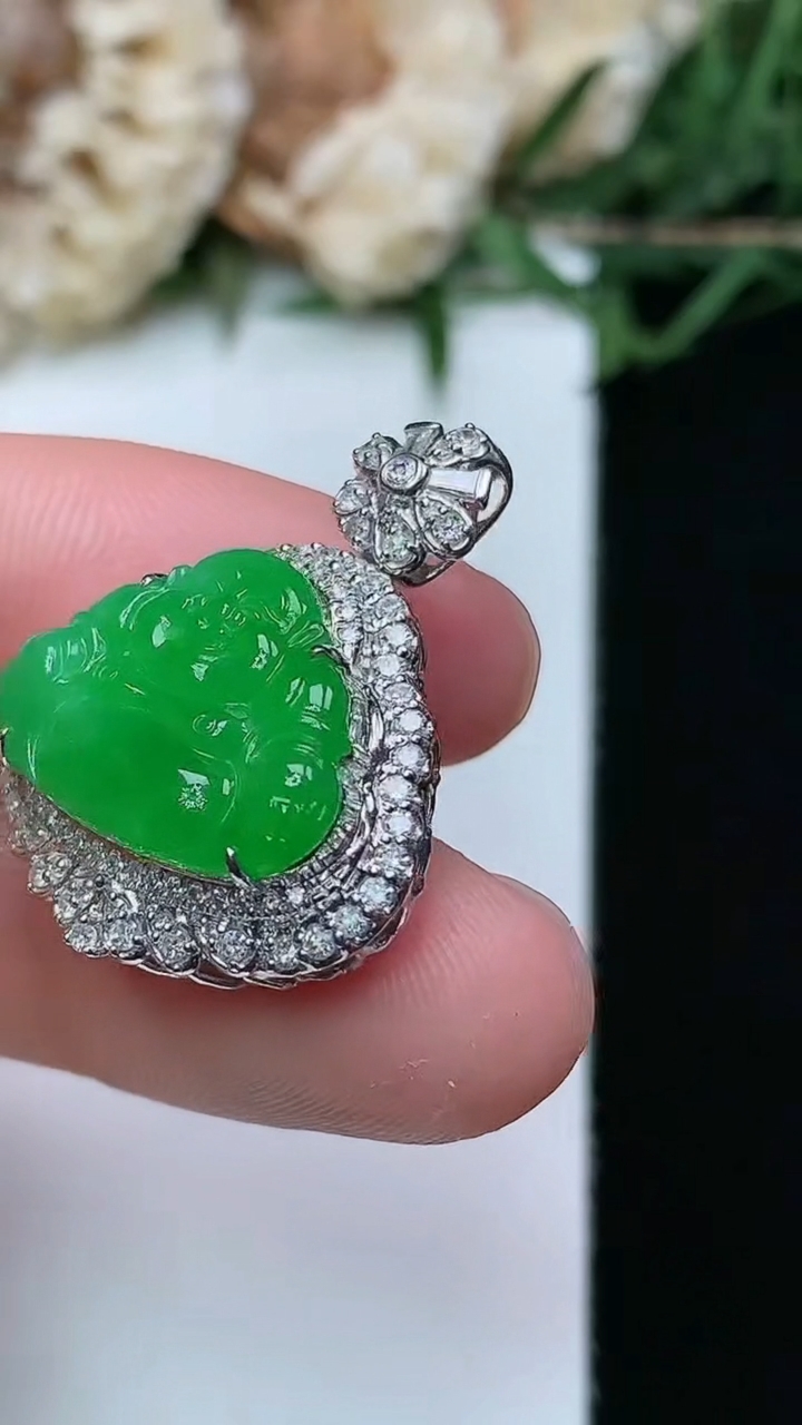 天然A货翡翠佛公吊坠，尺寸25.2-19.4-9.3，裸石12-16，重量:4.75g
4月16日