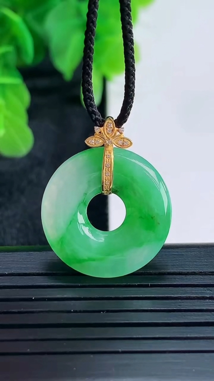 天然A货翡翠平安环吊坠尺寸25.1-20.4-3.7重量:3.28g
4月16日