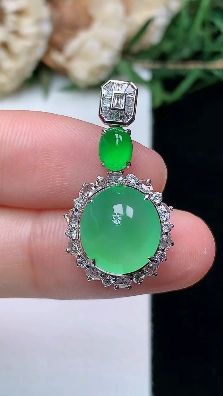 天然A货翡翠蛋面吊坠，尺寸26.5-13.9-10.2，裸石10.8-10，重量:2.85g
4月1